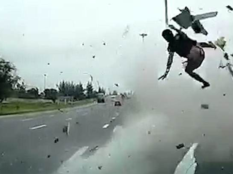 بالفيديو: غفوة سائق تتسبب في موته بحادث مروع!